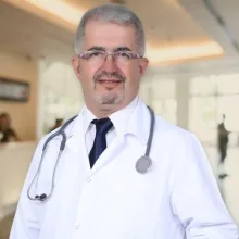 Uzm. Dr. Hasan Salış — Göğüs Hastalıkları, Kuşadası, Aydın. Portre fotoğrafı.