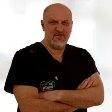 Dt. Mehmet Kılıç — Diş Hekimi, Kocaeli. Portre fotoğrafı.