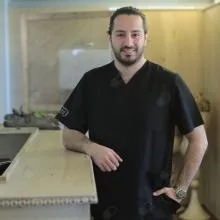 Dr. Cem Hamidi — Pratisyen, İstanbul. Portre fotoğrafı.