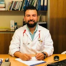 Uzm. Dr. Deniz Oral — Çocuk Sağlığı Ve Hastalıkları, Bursa. Portre fotoğrafı.