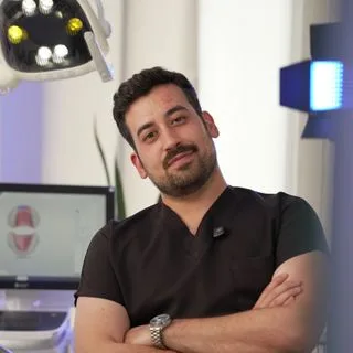 Dt. A. Oğuzhan Temizer — Diş Hekimi, Mersin. Portre fotoğrafı.