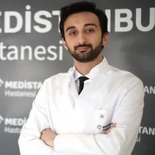 Uzm. Dr. Amir Hossein Abedi — İç Hastalıkları, İstanbul. Portre fotoğrafı.
