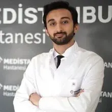 Uzm. Dr. Amir Hossein Abedi — İç Hastalıkları, İstanbul. Portre fotoğrafı.