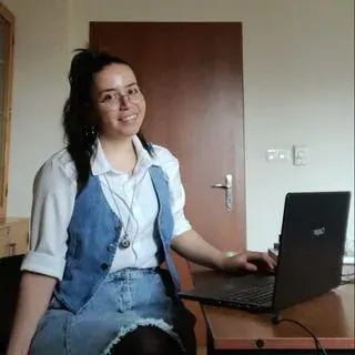 Fzt. Melikenur Erden — Fizyoterapi Ve Rehabilitasyon. Portre fotoğrafı.