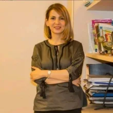 Uzm. Dr. Arzu Önal Sönmez — Çocuk ve Ergen Psikiyatrisi, İstanbul. Portre fotoğrafı.