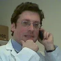 Dr. Niso Benalkabes — Pratisyen, Kadıköy, İstanbul. Portre fotoğrafı.