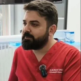Dr. Dt. Murat Erüz — Ortodonti, İzmir. Portre fotoğrafı.