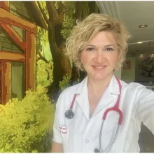 Uzm. Dr. Özlem Çevik — Çocuk Sağlığı Ve Hastalıkları, Muğla. Portre fotoğrafı.