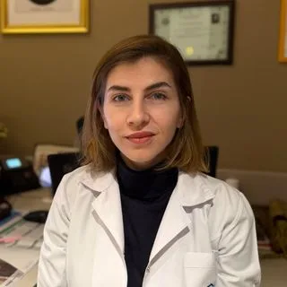 Op. Dr. Özge Bakkal — Kadın Hastalıkları Ve Doğum, Serdivan, Sakarya. Portre fotoğrafı.