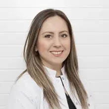 Dr. Dt. Elçin Şüküroğlu — Protetik Diş Tedavisi, Trabzon. Portre fotoğrafı.