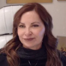 Doç. Dr. Lale Dönderici — Dermatoloji, Çankaya, Ankara. Portre fotoğrafı.