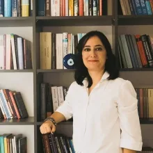 Uzm. Dr. Ayçe Şener — Psikiyatri, Adana. Portre fotoğrafı.