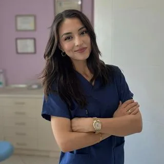Dt. Zeynep Helli Taşçı — Diş Hekimi, İstanbul. Portre fotoğrafı.