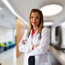 Op. Dr. Çiğdem Acil — Kalp Ve Damar Cerrahisi, İstanbul. Portre fotoğrafı.