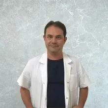 Uzm. Dr. Gökhan Gürül — Sertifikalı Medikal Estetik, İstanbul. Portre fotoğrafı.