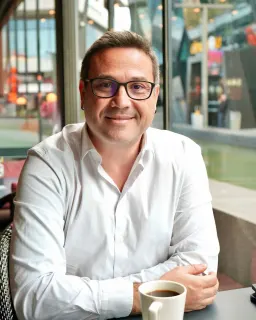 Doç. Dr. Aydıncan Akdur profilinde yer alan galeri fotoğrafı.