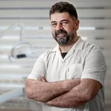 Dt. Mustafa Hafızoğlu — Diş Hekimi, Karşıyaka, İzmir. Portre fotoğrafı.