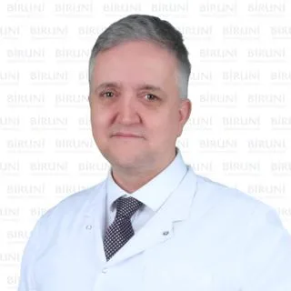 Prof. Dr. İlker Tolga Özgen — Çocuk Endokrinolojisi, Küçükçekmece, İstanbul. Portre fotoğrafı.