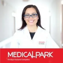 Prof. Dr. Dilek Şenen Demirez — Plastik Rekonstrüktif Ve Estetik Cerrahi, Antalya. Portre fotoğrafı.