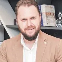 Op. Dr. Niyazi Şimdivar — Plastik Rekonstrüktif Ve Estetik Cerrahi, Adana. Portre fotoğrafı.