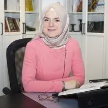 Dyt. İlknur Güvenlioğlu — Diyetisyen, Ankara. Portre fotoğrafı.