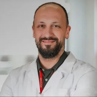 Uzm. Dr. Mert Aker — Kardiyoloji, Yenimahalle, Ankara. Portre fotoğrafı.