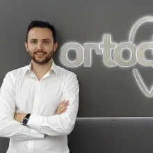 Dr. Dt. Resai Aydın — Ortodonti, İstanbul. Portre fotoğrafı.