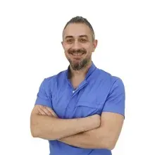 Dt. Yavuz Şahin — Diş Hekimi, İzmir. Portre fotoğrafı.