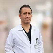 Op. Dr. Fuat Karatepe — İstanbul. Portre fotoğrafı.