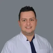 Uzm. Dt. Mert Atikler — Balıkesir. Portre fotoğrafı.