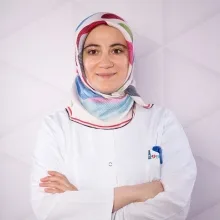 Op. Dr. Afra Karavelioğlu — Çocuk Cerrahisi, Denizli. Portre fotoğrafı.