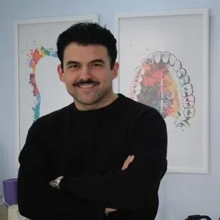 Dt. Yiğit Saracalıoğlu — Diş Hekimi, Karabağlar, İzmir. Portre fotoğrafı.