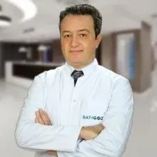 Op. Dr. Ayhan Başoğlu — Göz Hastalıkları, Üsküdar, İstanbul. Portre fotoğrafı.