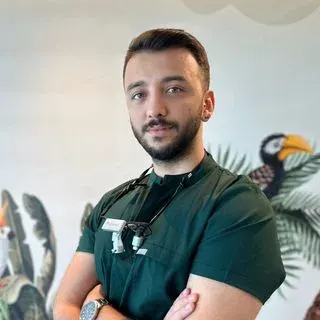 Dt. Atamer Ateş — Diş Hekimi, Antalya. Portre fotoğrafı.