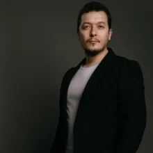 Dt. Efe Kaya — Diş Hekimi, İstanbul. Portre fotoğrafı.