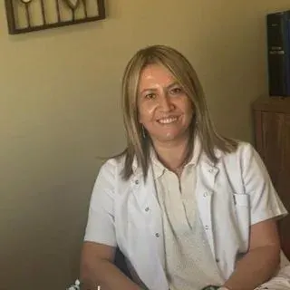 Doç. Dr. Güldeniz Desteli — Kadın Hastalıkları Ve Doğum, İstanbul. Portre fotoğrafı.