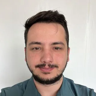 Dt. Oktay Çetinkaya — Diş Hekimi, Bursa. Portre fotoğrafı.