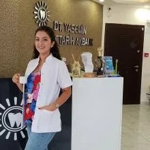 Dt. Yasemin Gençtarih Akbalık — Diş Hekimi, Akdeniz, Mersin. Portre fotoğrafı.