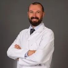 Op. Dr. Zafer Akar — İzmir. Portre fotoğrafı.