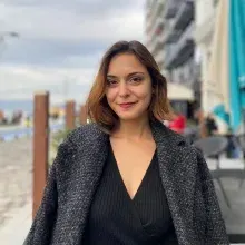 Psk. Beyza Tetik — Psikoloji, İzmir. Portre fotoğrafı.