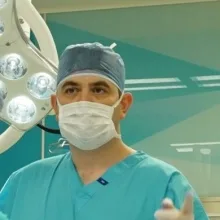 Prof. Dr. Pulat Akın Sabancı — Beyin Ve Sinir Cerrahisi, İstanbul. Portre fotoğrafı.