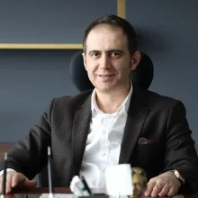 Doç. Dr. Fatih Tekin — Plastik Rekonstrüktif Ve Estetik Cerrahi, Ankara. Portre fotoğrafı.