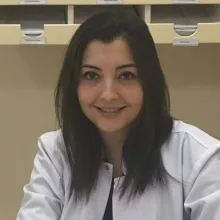 Uzm. Dt. Ezgi Yüceer Çetiner — Kadıköy, İstanbul. Portre fotoğrafı.