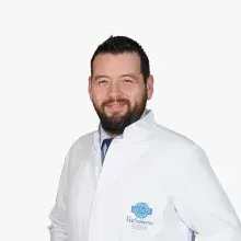 Doç. Dr. Mehmet Emre Yeğin — Plastik Rekonstrüktif Ve Estetik Cerrahi, İstanbul. Portre fotoğrafı.