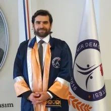 Doç. Dr. Sercan Aydın — Göğüs Cerrahisi, Buca, İzmir. Portre fotoğrafı.