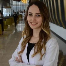 Dt. Büşra Demirci — Diş Hekimi, Şehitkamil, Gaziantep. Portre fotoğrafı.