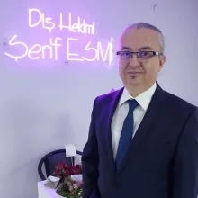 Dt. Şerif Esmi — Diş Hekimi, İzmir. Portre fotoğrafı.