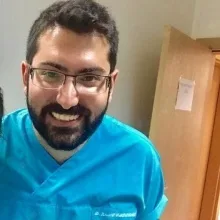 Dt. İsmail Serhat Sadıkoğlu — Diş Hekimi. Portre fotoğrafı.