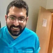 Dt. İsmail Serhat Sadıkoğlu — Diş Hekimi. Portre fotoğrafı.
