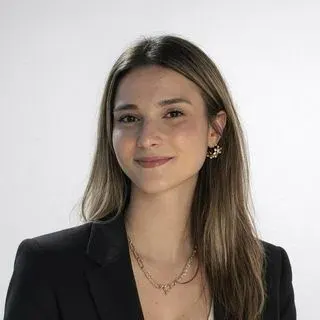 Psk. Dan. İrem Beyza Karatepe — Psikolojik Danışma ve Rehberlik, İzmir. Portre fotoğrafı.